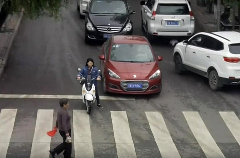 Chiny. Dziewczynka wbiegła pod samochód. Cudem przeżyła