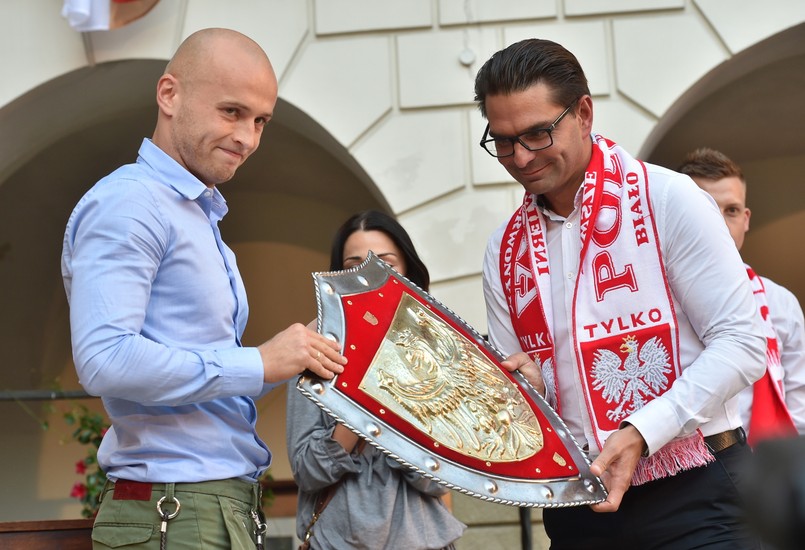 Na spotkanie w odrestaurowanym niepołomickim zamku przyszło ok. tysiąca osób. Zebrani długo skandowali "dziękujemy".