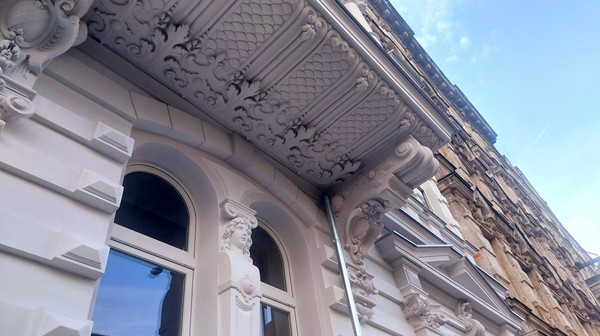 Prace remontowe nie polegały wyłącznie na odnowieniu elewacji. Z wielką dokładnością odrestaurowano bowiem detale architektoniczne i zdobienia.