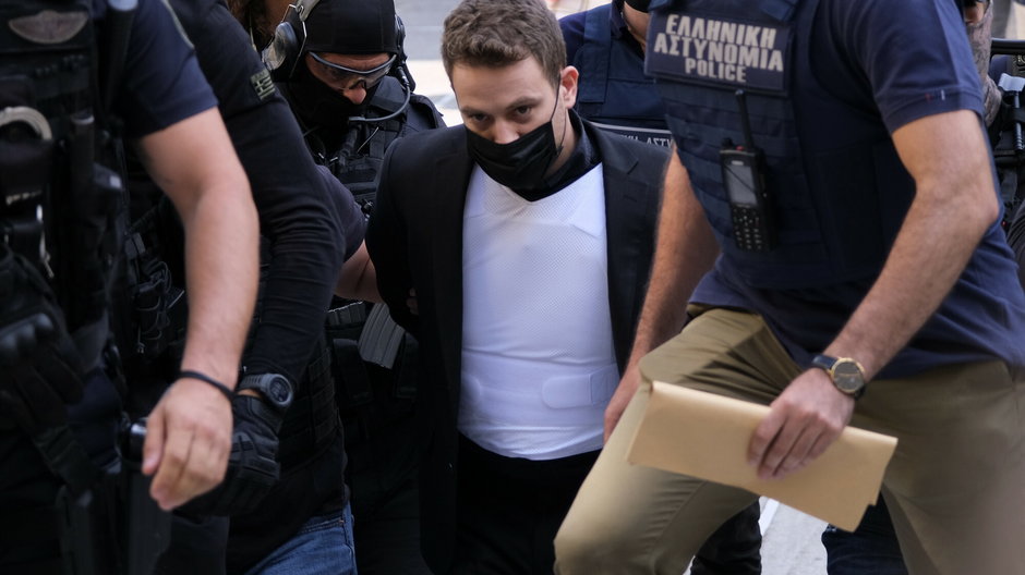 Babis Anagnostopoulos przybywa do sądu eskortowany przez policję w Atenach, piątek, 18 czerwca 2021 r.