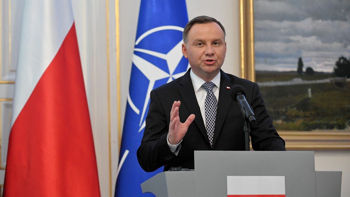 Prezydent Andrzej Duda wręczył nominacje dwóm nowym członkom kapituły Orderu Orła Białego - fotografowi Adamowi Bujakowi i publicyście Bronisławowi Wildsteinowi - poinformowała Kancelaria Prezydenta.