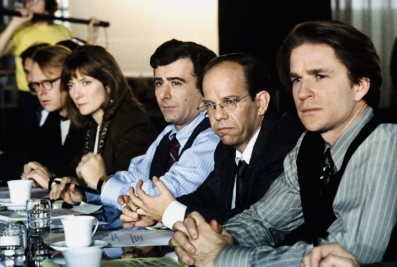 Glenne Headly, Matthew Modine, Charles Martin Smith, and David Dukes w filmie "A orkiestra grała dalej" (1993). Kadr z filmu