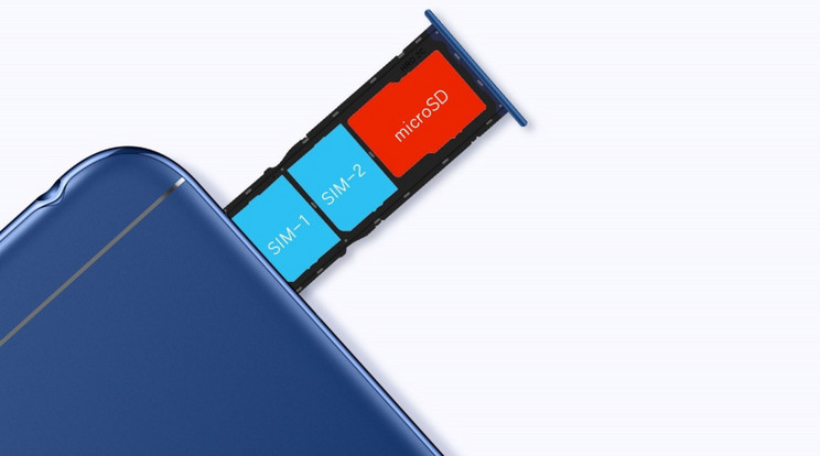 A legtöbb bővíthető microSD-tárhellyel ellátott telefon Dual SIM-et is kínál, jellemzően az SD-kártyának ezt a második SIM-helyet kell használnia, így többnyire választásra kényszerülünk a tárhely és a SIM között. Egyes esetekben, például a képen látható Honor készüléknél, azonban a két SIM-kártyának és a tárhelybővítésnek is jut hely. / Fotó: Honor