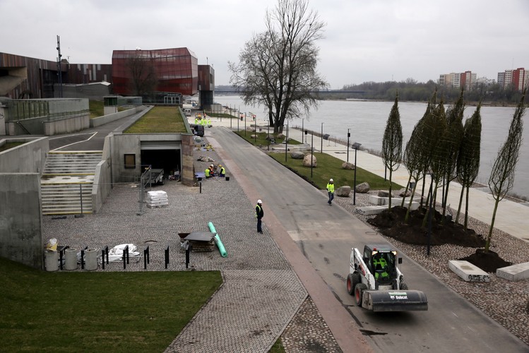 Olszewski zapowiedział, że na nowym bulwarze znajdzie się dużo stref rekreacyjnych, pawilonów gastronomicznych i miejsca do spędzania wolnego czasu. Przestrzeń bulwarów ma być również powiązana funkcjonalnie z Centrum Nauki Kopernik i Muzeum Sztuki Nowoczesnej. Ba bulwarze ma być też dużo zieleni.
<br>
Miasto już od kilku lat prowadzi przebudowę bulwarów nad Wisłą. W wakacje 2015 r. został otwarty pierwszy fragment przebudowanych bulwarów wiślanych - bulwar Jana Karskiego, od ul. Boleść do Mostu Śląsko-Dąbrowskiego.
<br><br> (mr) PAP/Tomasz Gzell