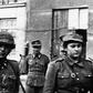 Niemiecka fotografia przedstawiająca wzięcie do niewoli Pauliny Podgórskiej we wrześniu 1944 r. na Cyplu Czerniakowskim