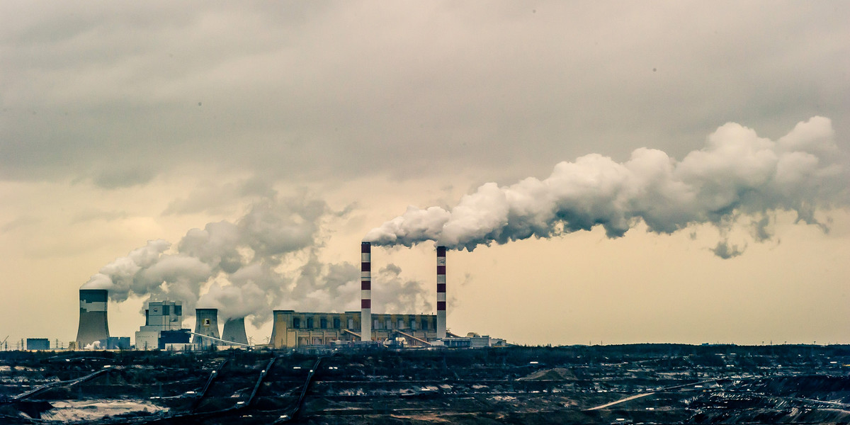Polska Grupa Energetyczna musi podjąć decyzję w sprawie przyszłości elektrowni w Bełchatowie. Analitycy ostrzegają, że utrzymywanie elektrowni opartej o węgiel brunatny może zagrozić rentowności firmy.