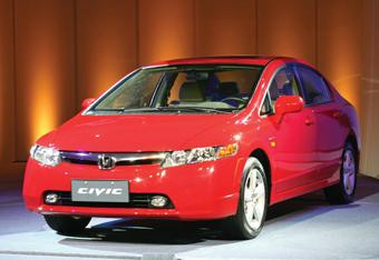 Honda Civic przejeźdża na 1 galonie paliwa 24-42 mile (miasto-poza miastem)
