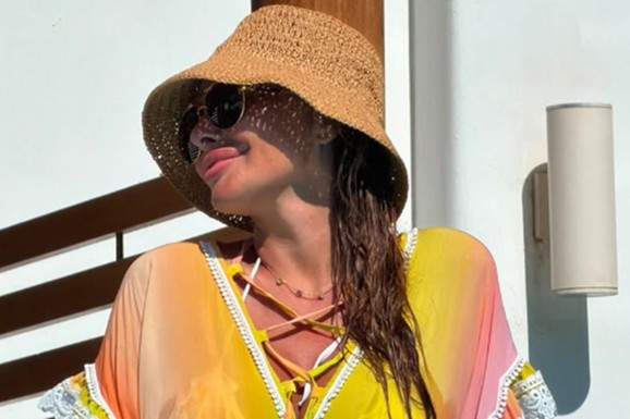 SONJA VUKSANOVIĆ I ĆERKA SOFIJA U PROVIDNOM! Napravile dar-mar na mrežama, Lukasova bivša iskeširala BOGATSTVO za letovanje na Kritu (FOTO)