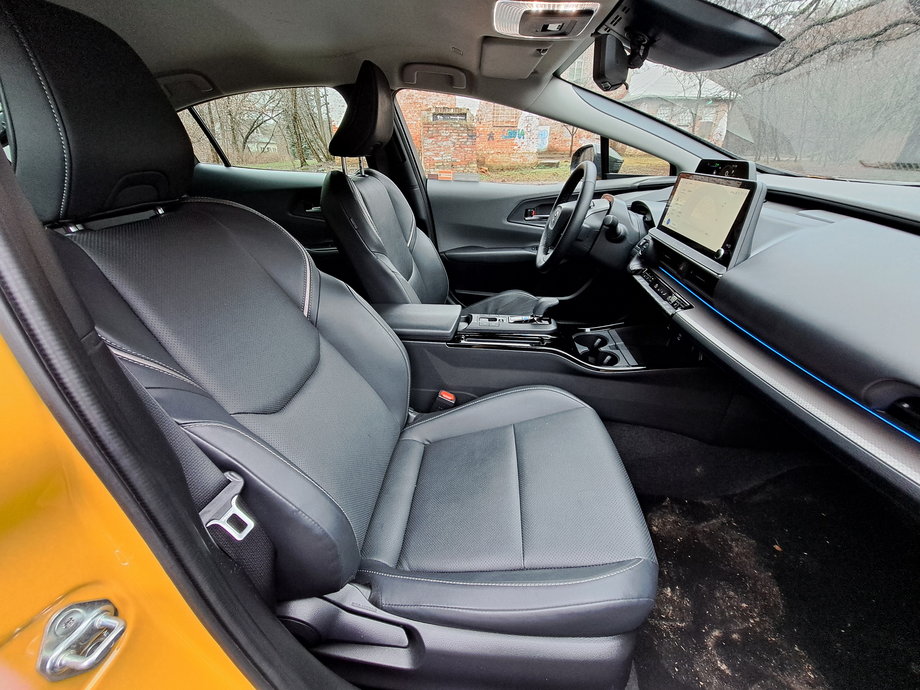 Toyota Prius - fotele mogą być wyposażone w elektryczną regulację, wentylację i ogrzewanie. Siedziska są odpowiednio długie. 