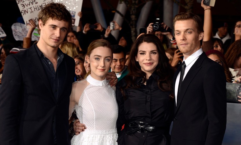 Max Irons, Saoirse Ronan, Stephanie Meyer i Jake Abel na premierze filmu 'Saga Zmierzch: Przed świtem. Część 2'
