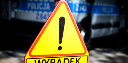 Śmiertelny wypadek. Auto staranowało barierki i spadło ze skarpy. Zginął 25-latek