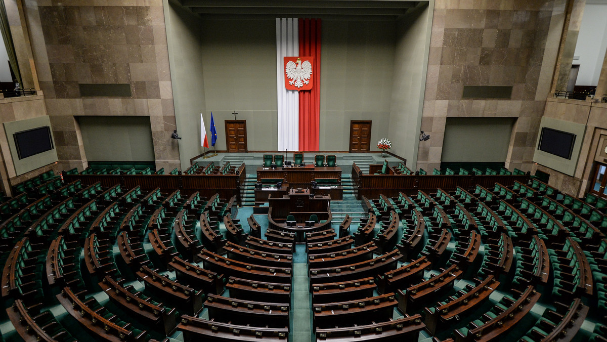 Zniesienie Rady Służby Cywilnej, możliwość powołania na szefa służby cywilnej osoby, która nie jest urzędnikiem SC, obsadzanie wyższych stanowisk w służbie cywilnej, np. dyrektora generalnego urzędu, w drodze powołania - takie m.in. zmiany zakłada projekt złożony przez PiS.