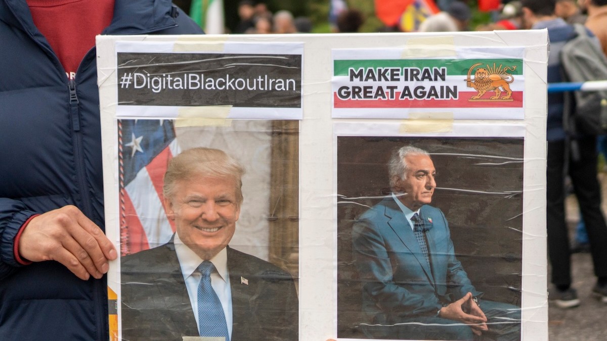 Osoba v Lisabone drží transparent počas protestu na podporu demonštrácií v Iráne.