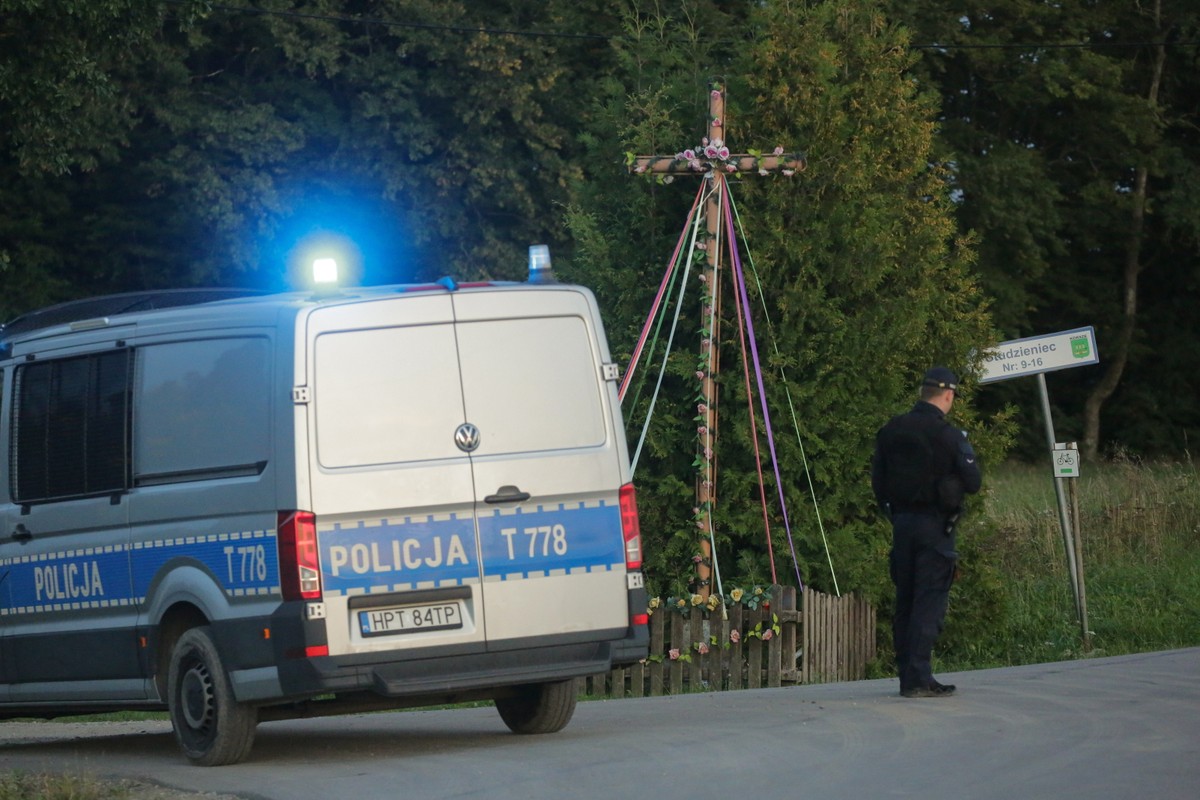 Służby w miejscu znalezienia rosyjskiego drona w miejscowości Korsze