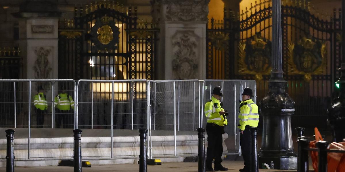 Incydent Na Terenie Pałacu Buckingham Policja Aresztowała Mężczyznę Wiadomości 