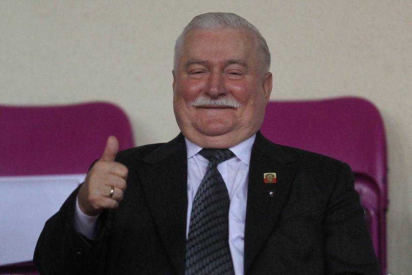 Tusk całuje Wałęsę w rękę 