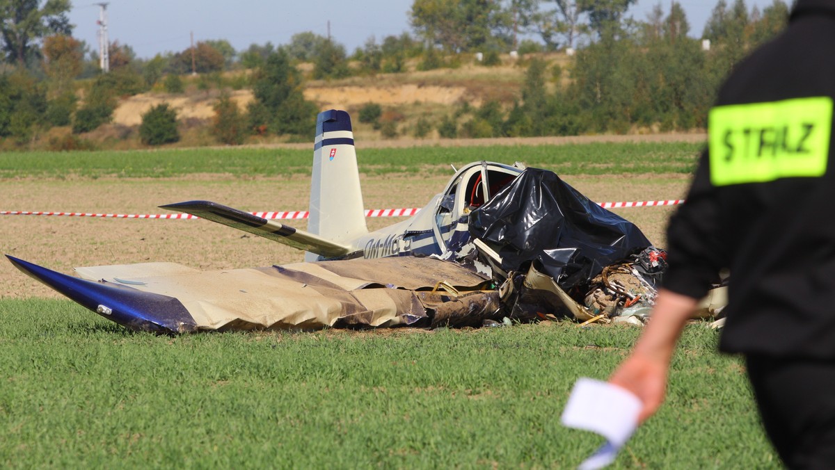 Dwie osoby zginęły w wypadku awionetki, do jakiego doszło przed południem niedaleko jeziora Nyskiego na Opolszczyźnie, ofiary to pilot - równocześnie właściciel - samolotu, oraz pasażer maszyny - powiedział rzecznik opolskiej policji. Awionetka uderzyła w ziemię kilkaset metrów od prywatnego lądowiska, z którego wcześniej wystartowała.