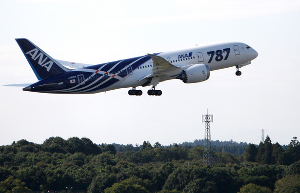 Samolot Boeing Co. 787 Dreamliner linii lotniczych All Nippon Airways Co. (ANA) starrtuje z lotniska Narita Airport w Narita City w Japanii, 26 października 2011. Źródło: Bloomberg