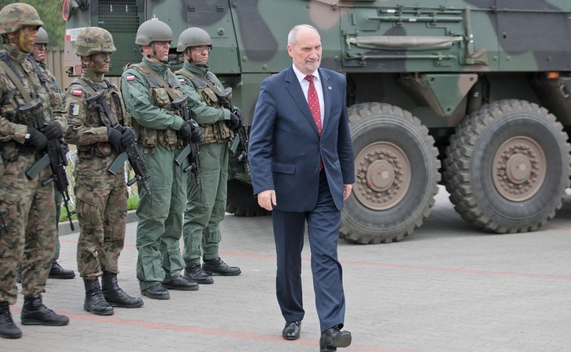 Minister obrony narodowej Antoni Macierewicz na poligonie w Drawsku Pomorskim