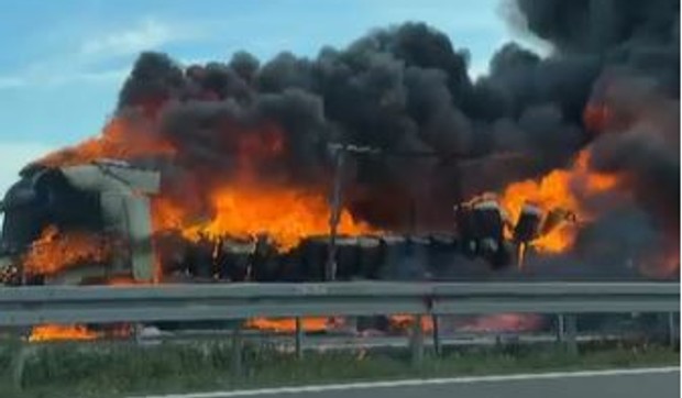 Gori kamion na autoputu kod Šimanovaca