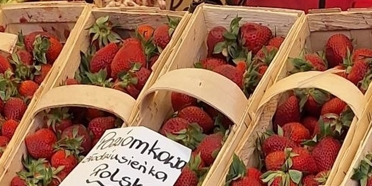 Pierwsze polskie truskawki pojawiły się na targowisku na warszawskim Ursynowie. Chętnych nie brakowało. Czy faktycznie to polskie owoce? Eksperci mają wątpliwości. 
