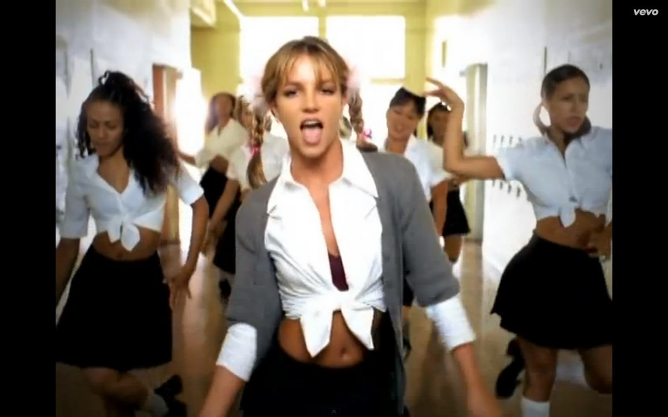 Britney Spears na planie klipu "Hit Me Baby One More Time" (kadr)