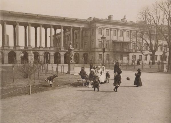 Wypoczynek w Ogrodzie Saskim, w tle widoczny Pałac Saski. Ok. 1895 r. (fot. Konrad Brandel, domena publiczna).