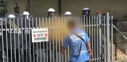 Dostał gazem prosto w twarz! Zamieszki pod komisariatem - FILM z centrum wydarzeń