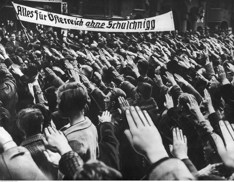 Demonstracja zwołana na wieść o wkroczeniu oddziałów niemieckich do Austrii. Na transparencie napis: "Alles für Osterreich ohne Schuschnigg", 1938 r.