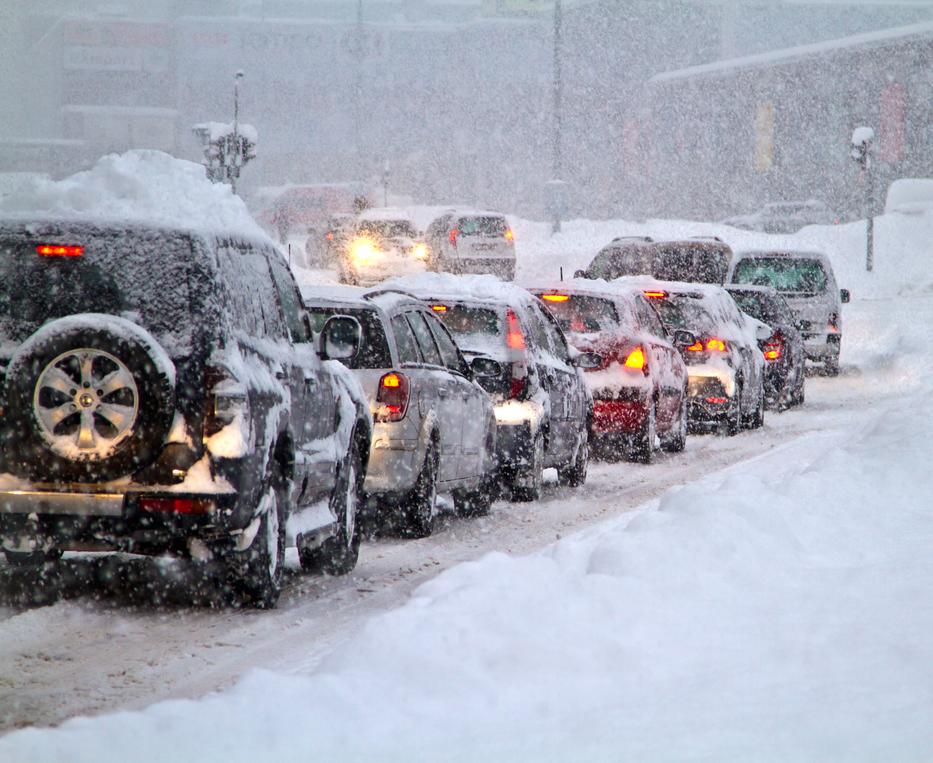 Autók akadnak el a hóban. Fotó: Getty Images