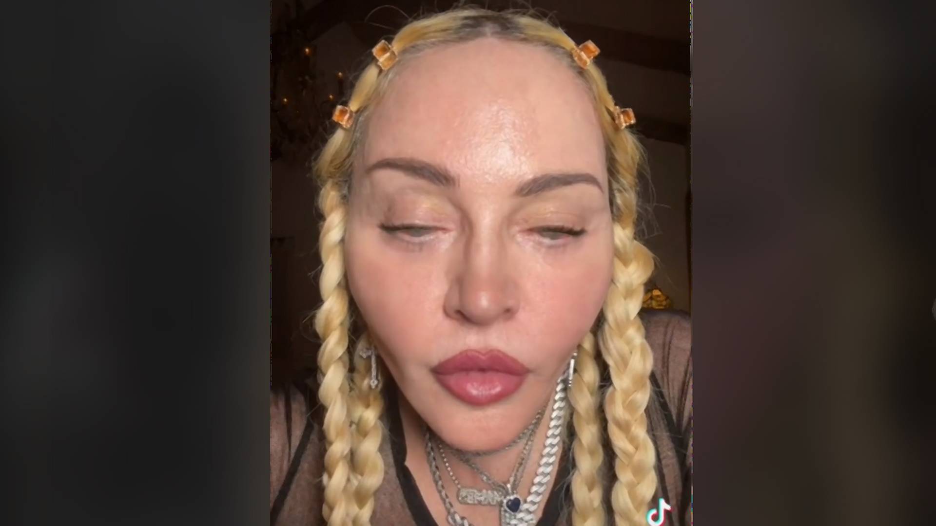 Túltolta a filtert: Madonna az új képén egyszerre néz ki 20 évesnek és egy űrlénynek