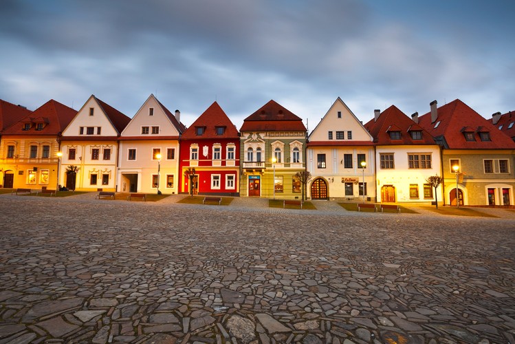 <strong>8. Bardejów</strong>
<br><br>
To na pewno jedno z najbardziej klimatycznych miasteczek Słowacji. Na uwagę sługuje przede wszystkim rynek miejski wyłożony kamieniami z rzek otoczony mieszczańskimi domkami. Stare Miasto w Bardejovie zostało wpisane na listę Światowego Dziedzictwa Kulturalnego i Przyrodniczego UNESCO.