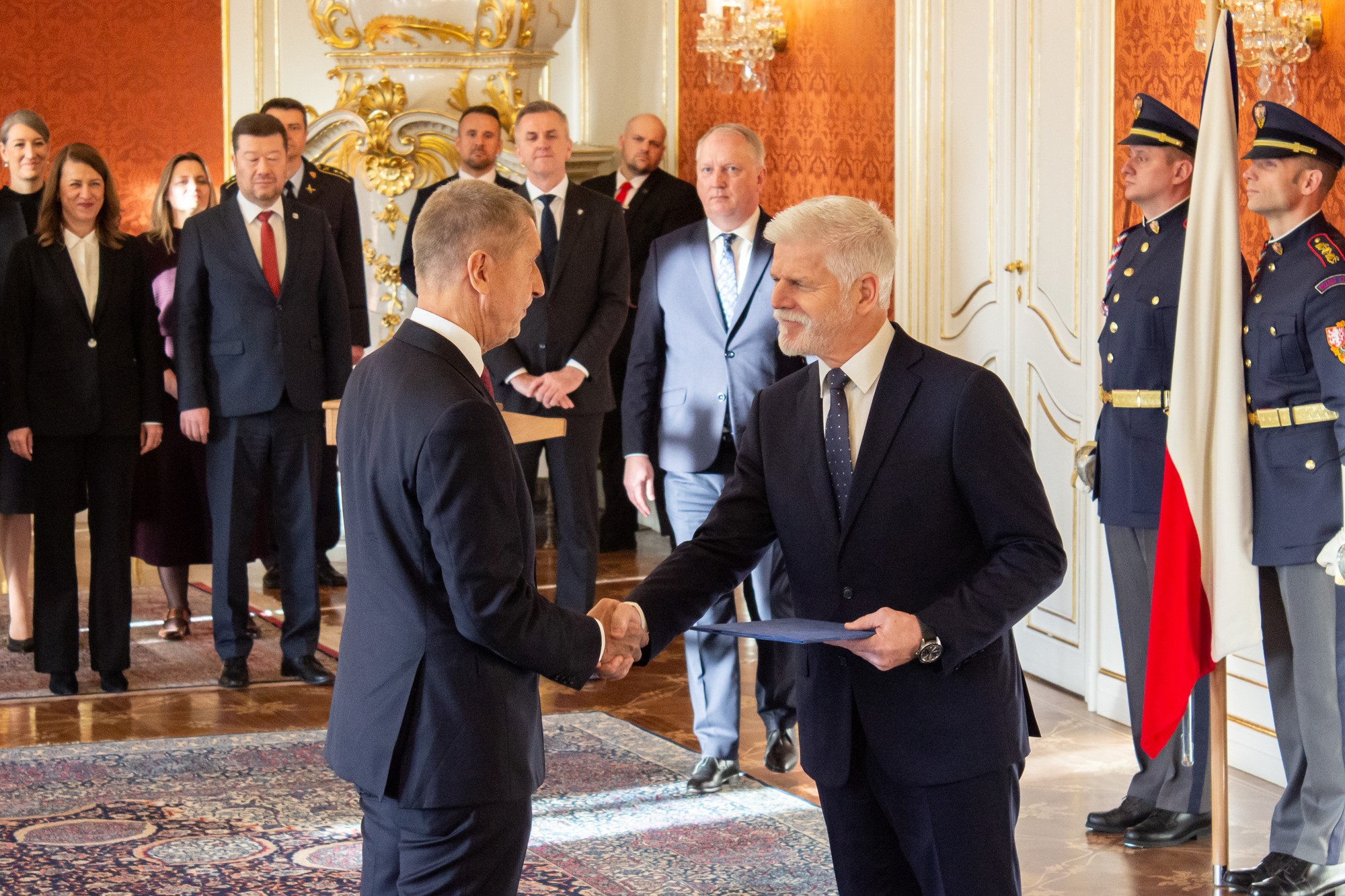 Predsedu hnutia ANO Andrej Babiš (v popredí vľavo), ktorého český prezident Petr Pavel vymenoval  za českého premiéra.