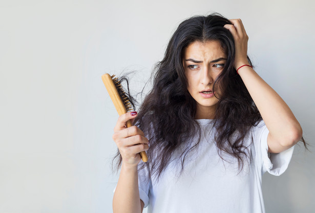 Nie czekaj, aż włosy zaczną wychodzić garściami. Zastosuj kosmetyki i inne sposoby, by powstrzymać proces ich wypadania.