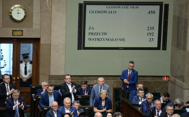 Kolejny dzień posiedzenia Sejmu. Posłowie uchwalili nową ustawę PiS o Sądzie Najwyższym. RELACJA
