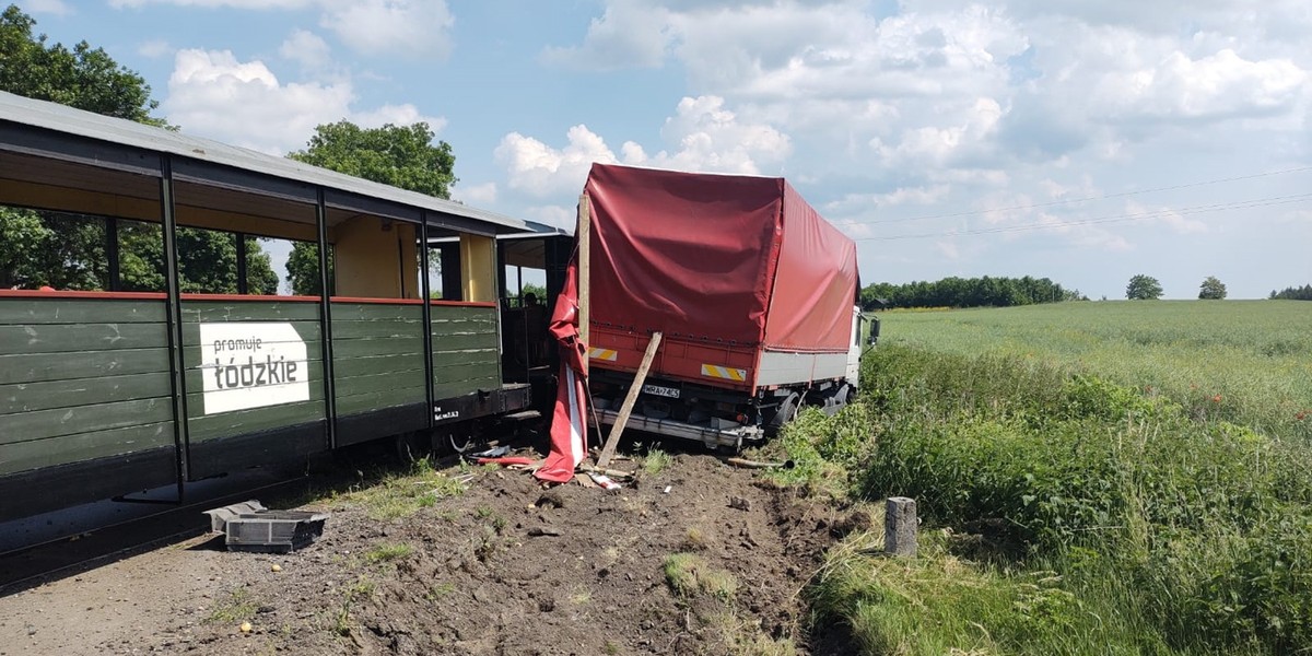 Zderzenie ciężarówki z pociągiem turystycznym w Rogowie k. Łodzi