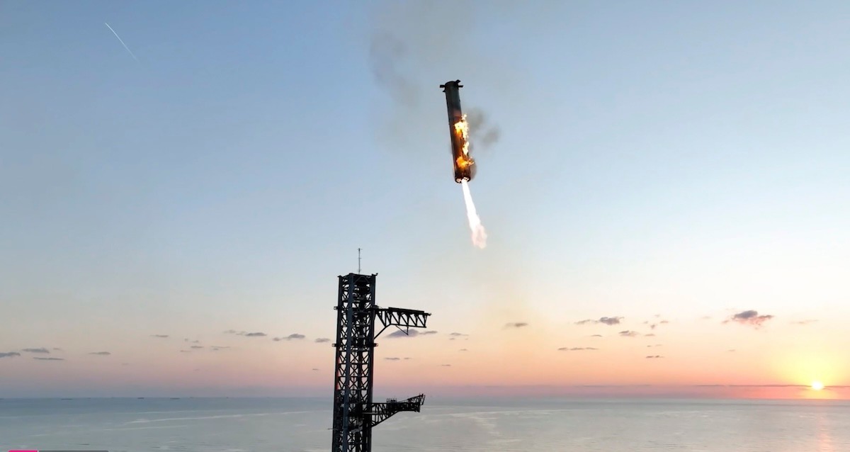 SpaceX v nedeľu podnikol piaty testovací let svojej kozmickej lode Starship a raketového nosiča Super Heavy.