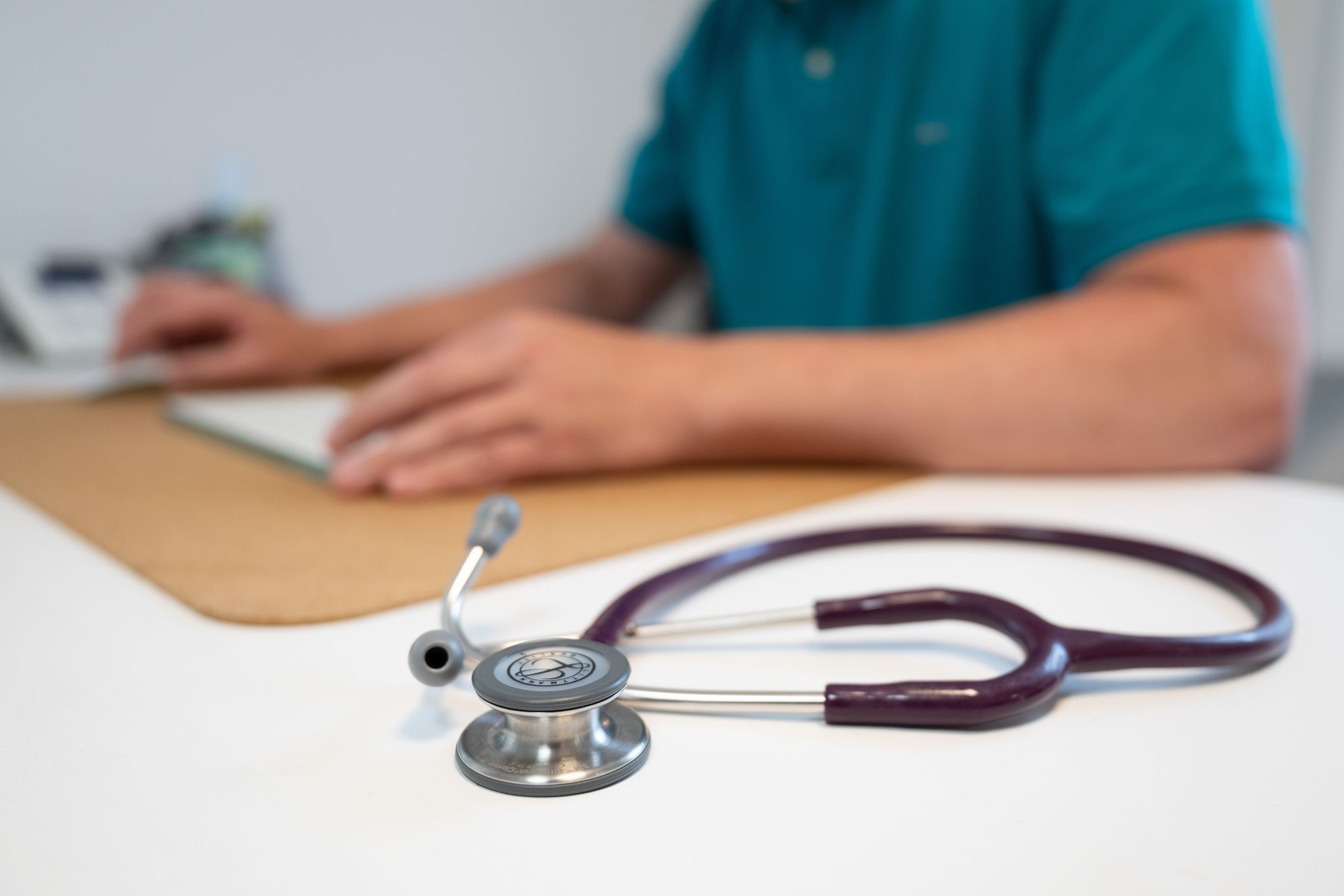 Patienten vertrauen Ärzten mit KI weniger - neue Studie