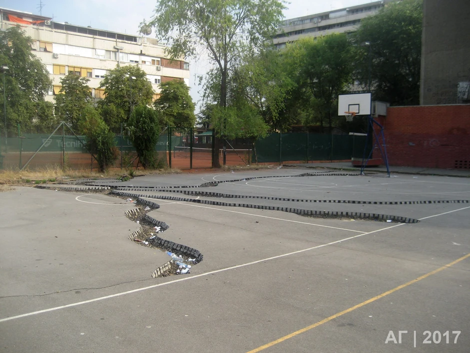 Pukotine krivudaju kao zmije...