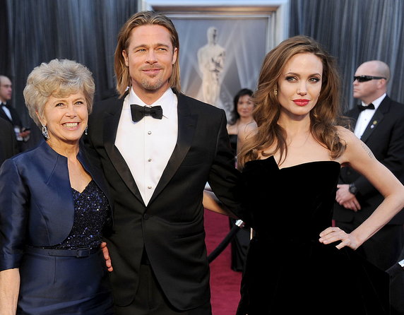 Zagraniczne gwiazdy z mamami na czerwonym dywanie: Brad Pitt i Jane Pitt (na zdjęciu z Angeliną Jolie)