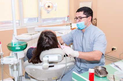 Koszt wizyty u dentysty może przyprawić o zawrót głowy. Ile i dlaczego tak drogo?