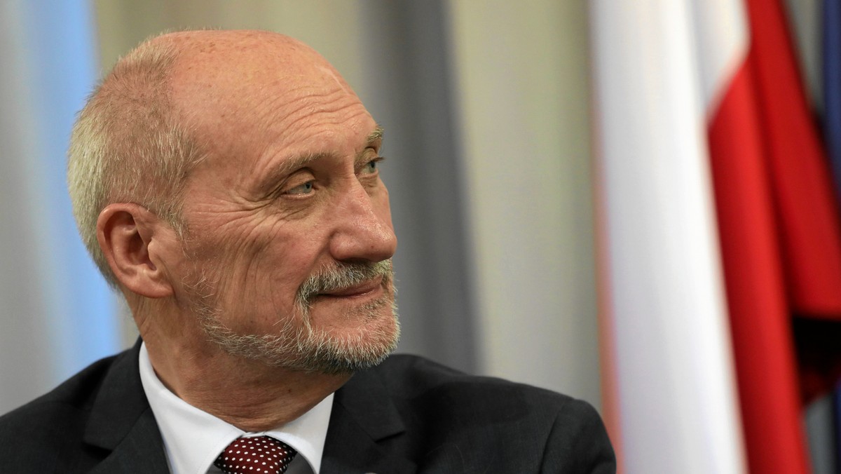 Do kolizji doszło około godziny 10:00 na rogu ulic Powązkowskiej i Elbląskiej w Warszawie. Antoni Macierewicz podróżował nieoznakowanym samochodem marki BMW, należącym do Żandarmerii Wojskowej - informuje RMF FM.