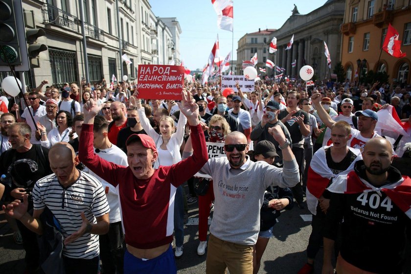 Białoruś: milicja brutalnie pacyfikuje protesty w Mińsku