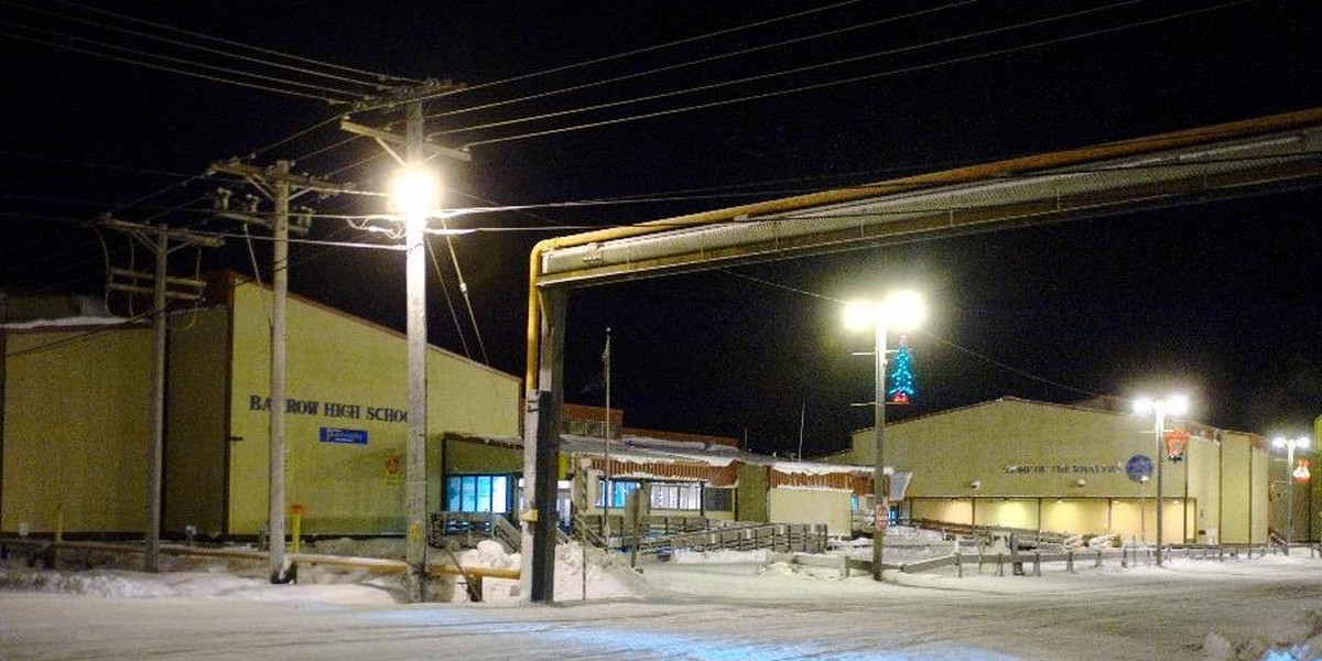 Ulica w prawdziwym Barrow podczas nocy polarnej