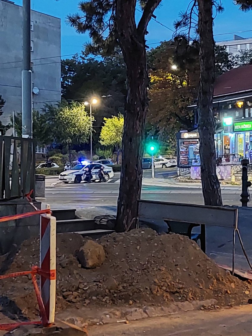 Policija iza automobila opkolila napadača