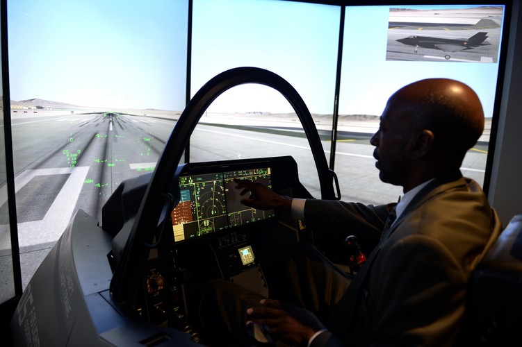 Kielce XXIV Międzynarodowy Salon Przemysłu Obronnego - Symulator lotu F-35<br><br> (mr) PAP/Piotr Polak