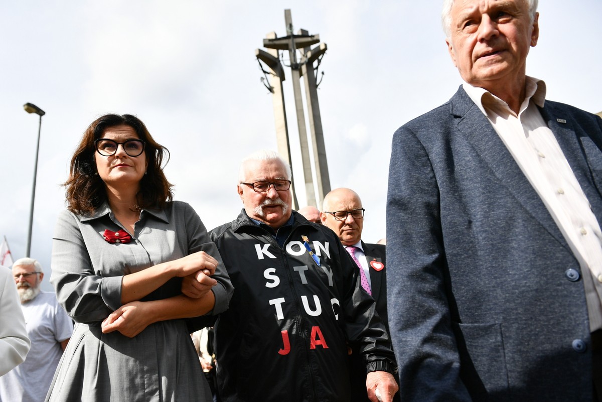 Lech Wałęsa, Jerzy Borowczak, Bogdan Lis, Aleksandra Dulkiewicz przed Pomnikiem Poległych Stoczniowców
