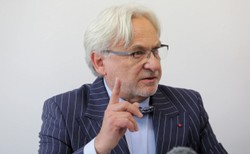 Prof. Maksymowicz: Codziennie wjeżdżają pojemniki na zwłoki. Przekroczymy 100 tys. zakażeń dziennie