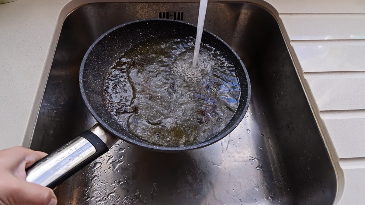 Po gotowania zalewasz brudny garnek wodą? To krótka droga do zniszczenia go