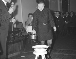 Lanie wosku, układanie butów. Tak świętowano Andrzejki w czasach PRL [FOTO]